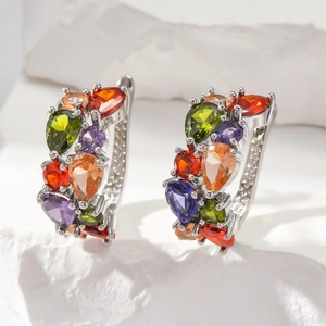 Détail de créoles en argent serties de zircons multicolores en forme de goutte