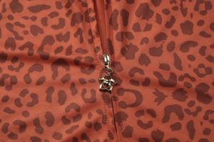 Détail du sweat à imprimé léopard avec fermeture éclair dorée en forme d'étoile