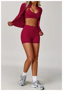Set yoga tre pezzi rosso scuro con giacca zip, reggiseno sportivo e pantaloncini alti