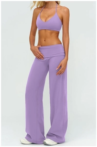 Detail von hellviolettem Halter-Yoga-BH und Set aus Hose mit hoher Taille und weitem Bein