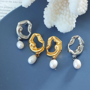 Boucles d'oreilles texture lave irrégulière avec perles d'eau douce en or et argent