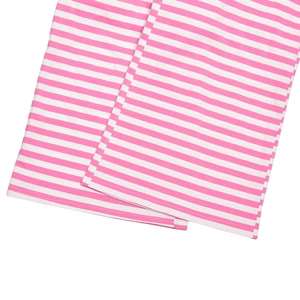 Nahaufnahme der rosa-weiß gestreiften Baumwollstruktur der weiten Hose
