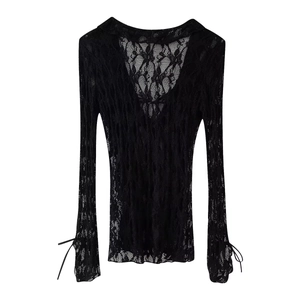 Haut élégant noir à manches longues, col en V avec détails de broderie en dentelle fine