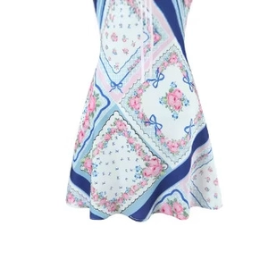 Mini robe satinée à fleurs avec roses roses et détails de nœuds bleus sur fond blanc
