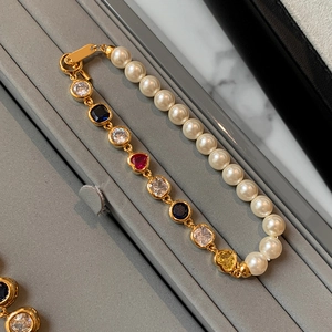 Détail d'un bracelet plaqué or 18 carats avec perles et zircons colorés en coffret