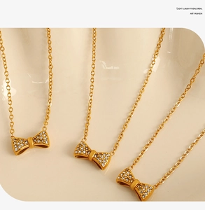 Gros plan de pendentifs nœuds dorés avec strass blancs sur des colliers chics