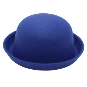 Détail du chapeau melon bleu en feutre de laine avec bord incurvé classique pour enfants