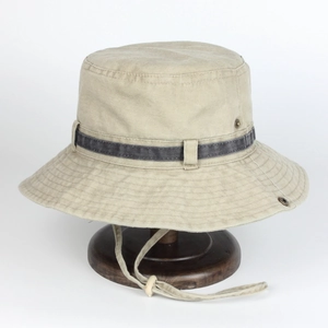 Détail du chapeau de soleil en toile kaki avec cordon coupe-vent réglable