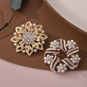 Vue détaillée d'une élégante broche fleur en or et épingle rose dorée avec cristaux