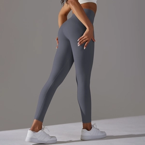 Vue détaillée du legging de yoga taille haute montrant l'effet galbant et le tissu bleu