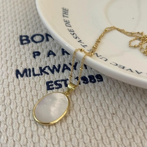 925 silver necklace with oval mother of pearl shell pendant on golden beaded chain
