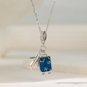 Collier en acier inoxydable avec pendentifs avion argenté et valise en émail bleu voyage