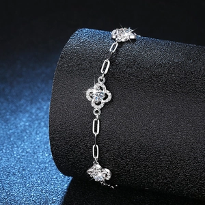 S925 sterling silver four-leaf clover bracelet featuring 60-point D-color moissanite stones