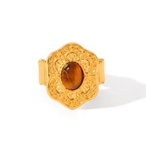 Dettaglio anello floreale vintage dorato con incastonatura in pietra occhio di tigre