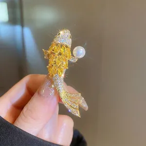 Broche carpe koï plaquée or avec zircons blancs, pierres jaunes et perle élégante