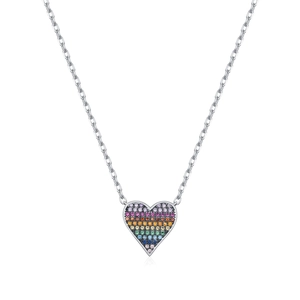 Collana in argento S925 con pendente a cuore pixel arcobaleno su sfondo bianco minimalista
