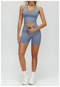 Détail du short de yoga sans couture taille haute et brassière licou en bleu brumeux