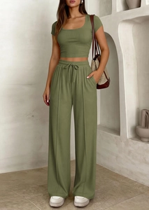 Détail du tissu côtelé vert olive sur le haut ajusté à manches courtes et le pantalon large