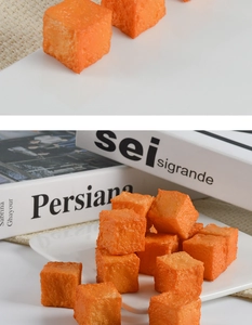 Makro-Detail von realistischem gebratenem Fisch-Tofu-Schlüsselanhänger mit Faltenstruktur