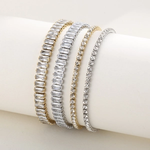 Détail de bracelets tennis en or et argent avec des oxydes de zirconium carrés et ronds
