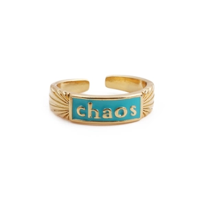 Dettaglio anello regolabile placcato oro con smalto blu e incisione della lettera chaos
