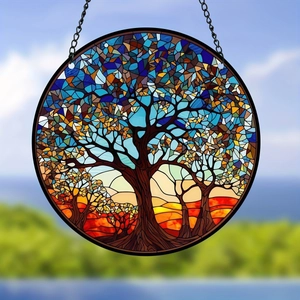 Détail d'un attrape-soleil arbre de vie avec effet vitrail acrylique et chaîne suspendue