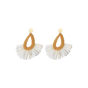 Retro raffia fan-shaped drop earrings with white straw fringe and golden stud