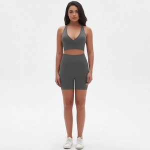 Dettaglio del set yoga grigio scuro senza cuciture con reggiseno a V e pantaloncini