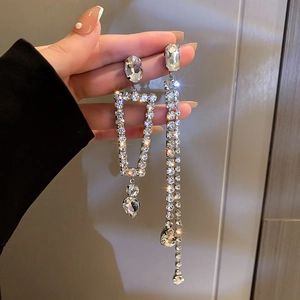 Orecchini a nappa asimmetrici con perno in argento e strass lucidi dal design geometrico