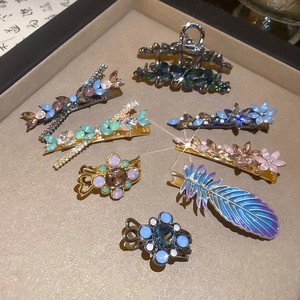 Ensemble élégant de pinces à cheveux plume et fleur avec cristaux et détails en émail