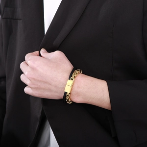 Detailaufnahme von Herrenarmband aus Titanstahl und schwarzem Leder am Handgelenk