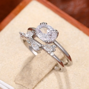 Vista macro de conjunto de anillos de plata con circonitas corte marquise en estuche