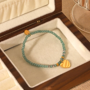 Vintage green natural stone beaded bracelet with golden heart pendant in jewelry box
