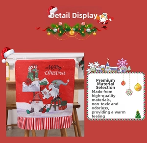 Détail de housse de chaise de Noël avec gnome imprimé et bordure décorative à rayures rouges