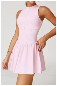 Détail d'une robe de tennis rose clair avec col montant zippé et design à ourlet plissé