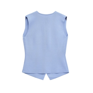 Détail d'un gilet sans manches en tricot bleu clair avec ourlet en V et texture douce