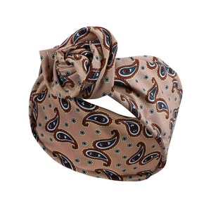 Detailansicht des rosa Haarbands aus Samt mit Paisley-Muster und Knotendesign