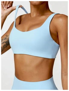 Gros plan du soutien-gorge de sport bleu clair avec col en U et larges bretelles