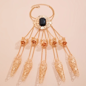 Dettagli del bracciale anello gotico dorato con gemme nere e decorazioni a forma di rosa