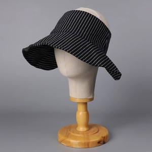 Dettaglio del cappello da sole a righe bianche e nere con design aperto e tesa larga