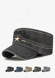 Détail de casquettes plates en coton délavé avec broderie Dallas en cinq coloris