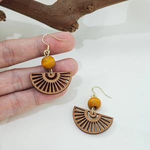 Boucles d'oreilles vintage en bois marron ajouré style néo-chinois avec crochets dorés