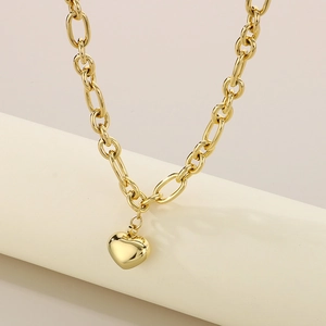 Dettaglio della collana a cuore in oro con catena a maglie ovali su un espositore