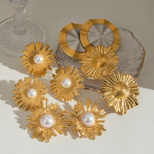 Set of 18k gold-plated stainless steel earrings with leaf designs and white pearls