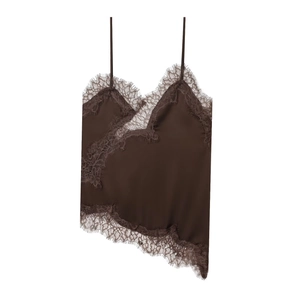 Canotta in raso marrone scuro con delicato bordo in pizzo e design dell'orlo asimmetrico