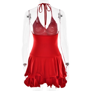 Détail d'une robe dos nu rouge avec dos ouvert et ourlet à volants sur un mannequin