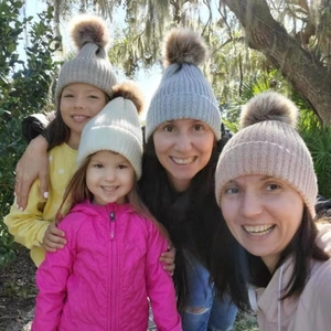 Berretti in maglia coordinati per famiglia con pompon in pelliccia per il calore invernale