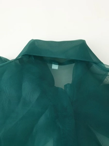 Nahaufnahme des dunkelgrünen Organza-Hemdkragens mit transparenter Stoffstruktur und Detail
