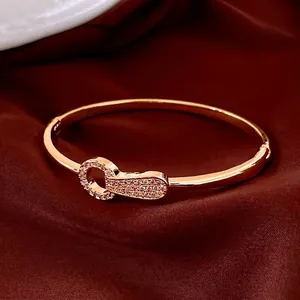 Bracelet élégant plaqué or rose 18 carats avec anneaux entrelacés sertis de zircons