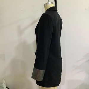 Detail der Paillettenärmel und taillierten Manschetten an einem schwarzen Damen-Slim-Fit-Blazer